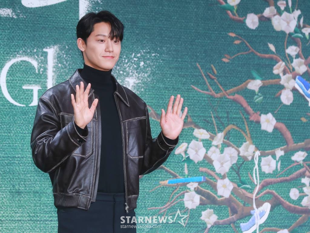 배우 이도현이 20일 오전 서울 JW 메리어트 동대문 호텔에서 진행된 넷플릭스 오리지널 시리즈 '더 글로리' 제작발표회에 참석해 포즈를 취하고 있다.  유년 시절 폭력으로 영혼까지 부서진 한 여자가 온 생을 걸어 치밀하게 준비한 처절한 복수와 그 소용돌이에 빠져드는 이들의 이야기를 그린 '더 글로리'는 오는 30일 공개된다. /2022.12.20 /사진=이동훈 기자 photoguy@