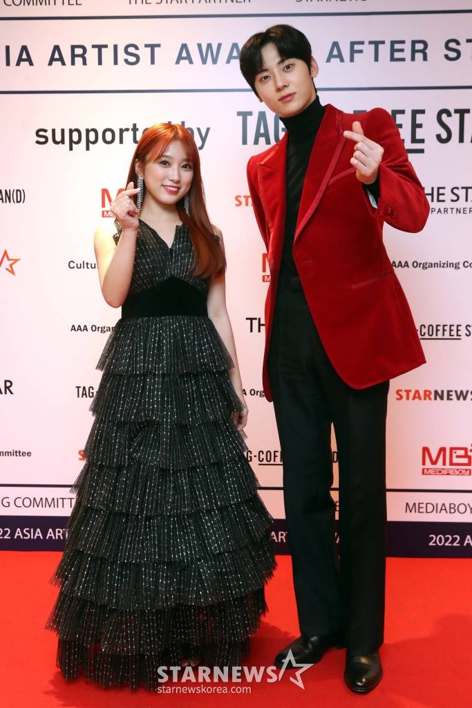 야부키 나고와 황민현이 14일 오후 일본 나고야 니혼가이시홀에서 열린 스타뉴스-미디어보이 주최 '2022 Asia Artist Awards IN JAPAN'(2022 아시아 아티스트 어워즈, 이하 2022 AAA) 애프터 스테이지 무대를 마치고 포즈를 취하고 있다. 스타뉴스와 미디어보이가 주최하고 Asia Artist Awards 조직위원회와 더스타파트너, 컬쳐 엔터테인먼트가 공동 주관하는 글로벌 NO.1 시상식 '2022 AAA'는 올 한 해 동안 국내외에서 많은 사랑을 받은 가수, 배우들이 참석해 눈을 뗄 수 없는 화려한 글로벌 축제의 장을 펼쳤다. /2022.12.14 /사진=임성균 기자 tjdrbs23@
