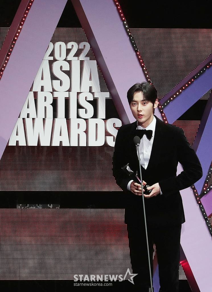 뉴이스트 황민현이 13일 오후 일본 나고야 니혼가이시홀에서 열린 스타뉴스-미디어보이 주최 '2022 Asia Artist Awards IN JAPAN'(2022 아시아 아티스트 어워즈, 이하 2022 AAA)에서 뉴웨이브 배우 부문을 수상한 뒤 소감을 말하고 있다.  스타뉴스와 미디어보이가 주최하고 Asia Artist Awards 조직위원회와 더스타파트너, 컬쳐 엔터테인먼트가 공동 주관하는 글로벌 NO.1 시상식 '2022 AAA'에는 올 한 해 동안 국내외에서 많은 사랑을 받은 가수, 배우들이 참석해 눈을 뗄 수 없는 화려한 글로벌 축제의 장을 펼친다. 2022.12.13 /사진=김창현 기자 chmt@