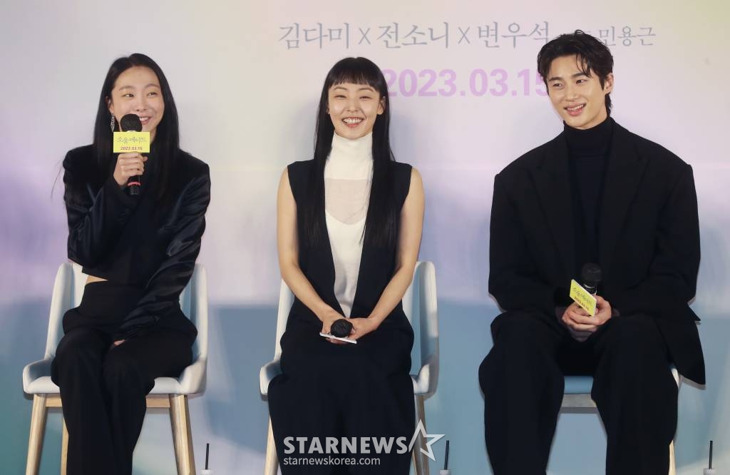 배우 김다미, 전소니, 변우석이 3일 오전 서울 광진구 롯데시네마 건대입구점에서 진행된 영화 '소울메이트'(감독 민용근) 제작발표회에 참석해 질문에 답하고 있다. 첫 만남부터 서로를 알아본 두 친구 미소와 하은, 진우가 기쁨, 슬픔, 설렘, 그리움까지 모든것을 함께 한 이야기 '소울메이트'는 오는 3월 개봉예정이다. /2023.02.03 /사진=이동훈 기자 photoguy@
