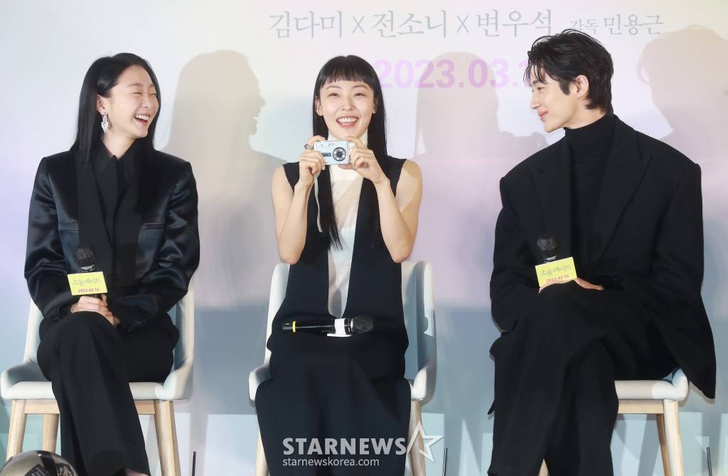 배우 전소니가 3일 오전 서울 광진구 롯데시네마 건대입구점에서 진행된 영화 '소울메이트'(감독 민용근) 제작발표회에 참석해 기억에 남는 소품을 들어보이고 있다. 첫 만남부터 서로를 알아본 두 친구 미소와 하은, 진우가 기쁨, 슬픔, 설렘, 그리움까지 모든것을 함께 한 이야기 '소울메이트'는 오는 3월 개봉예정이다. /2023.02.03 /사진=이동훈 기자 photoguy@