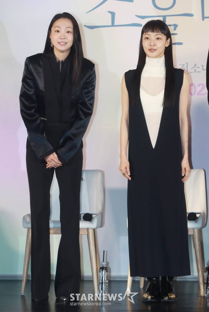 배우 김다미, 전소니가 3일 오전 서울 광진구 롯데시네마 건대입구점에서 진행된 영화 '소울메이트'(감독 민용근) 제작발표회에 참석해 인사를 하고 있다.  첫 만남부터 서로를 알아본 두 친구 미소와 하은, 진우가 기쁨, 슬픔, 설렘, 그리움까지 모든것을 함께 한 이야기 '소울메이트'는 오는 3월 개봉예정이다. /2023.02.03 /사진=이동훈 기자 photoguy@