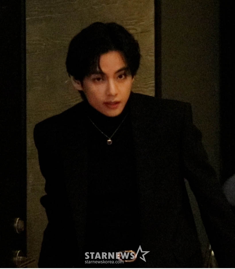 그룹 방탄소년단 뷔가 3일 오후 서울 마포구 상암 CJ E&M센터에서 진행된 '서진이네' 제작발표회 녹화 일정을 마치고 나서고 있다. 2023.02.03 /사진=임성균 기자 tjdrbs23@