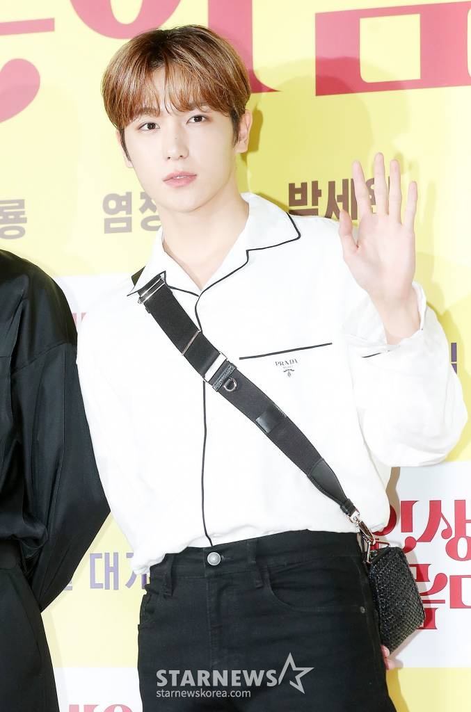 더보이즈 현재가 26일 오후 서울 송파구 롯데월드 타워 롯데시네마에서 열린 영화 '인생은 아름다워' VIP 시사회에 참석해 포즈를 취하고 있다. '인생은 아름다워'는 자신의 생일선물로 첫사랑을 찾아 달라는 황당한 요구를 한 아내 세연(염정아 분)과 마지못해 그녀와 함께 전국 곳곳을 누비며 과거로의 여행을 떠나게 된 남편 진봉(류승룡 분)이 흥겨운 리듬과 멜로디로 우리의 인생을 노래하는 국내 최초의 주크박스 뮤지컬 영화다. 오는 28일 개봉. 2022.09.26 /사진=김창현 기자 chmt@