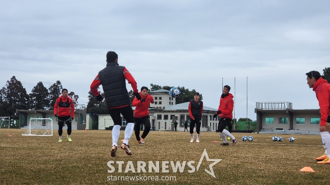 6일 제주 서귀포 시민축구장에서 훈련 중인 포항스틸러스 선수들. /사진=김명석 기자