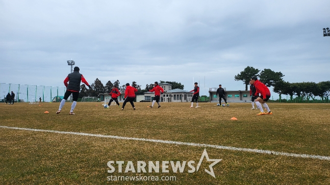 6일 제주 서귀포 시민축구장에서 훈련 중인 포항스틸러스 선수들. /사진=김명석 기자