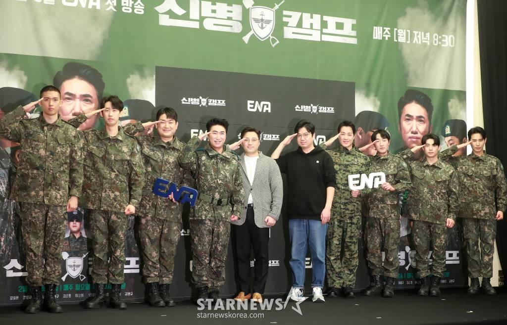 전승훈, 이상진, 남태우, 장동민, 민진기 감독, 문태주 CP, 최영재, 김현규, 차영남, 이충구가 6일 오후 서울 상암동 스탠포드 호텔에서 진행된 ENA 예능 '신병캠프' 제작발표회에 참석해 포즈를 취하고 있다. 드라마 '신병'의 예능 스핀오프이자 대한민국을 강타했던 레전드 군대 콘텐츠의 세계관을 통합하는 군예능 대통합 프로젝트 '신병캠프'는 오늘(6일) 첫 방송된다. /2023.02.06 /사진=이동훈 기자 photoguy@