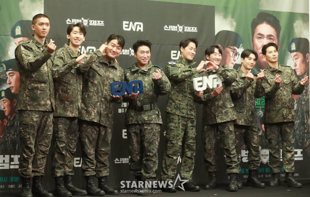 전승훈, 이상진, 남태우, 장동민, 최영재, 김현규, 차영남, 이충구가 6일 오후 서울 상암동 스탠포드 호텔에서 진행된 ENA 예능 '신병캠프' 제작발표회에 참석해 포즈를 취하고 있다. 드라마 '신병'의 예능 스핀오프이자 대한민국을 강타했던 레전드 군대 콘텐츠의 세계관을 통합하는 군예능 대통합 프로젝트 '신병캠프'는 오늘(6일) 첫 방송된다. /2023.02.06 /사진=이동훈 기자 photoguy@