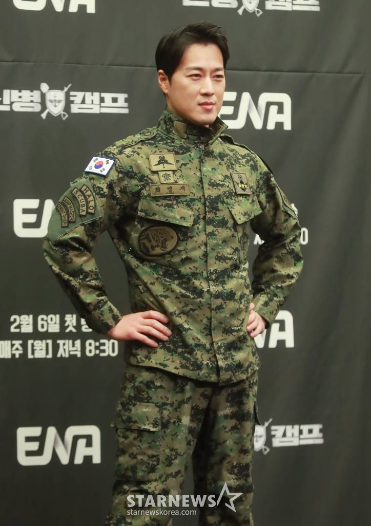 방송인 최영재가 6일 오후 서울 상암동 스탠포드 호텔에서 진행된 ENA 예능 '신병캠프' 제작발표회에 참석해 포즈를 취하고 있다. 드라마 '신병'의 예능 스핀오프이자 대한민국을 강타했던 레전드 군대 콘텐츠의 세계관을 통합하는 군예능 대통합 프로젝트 '신병캠프'는 오늘(6일) 첫 방송된다. /2023.02.06 /사진=이동훈 기자 photoguy@