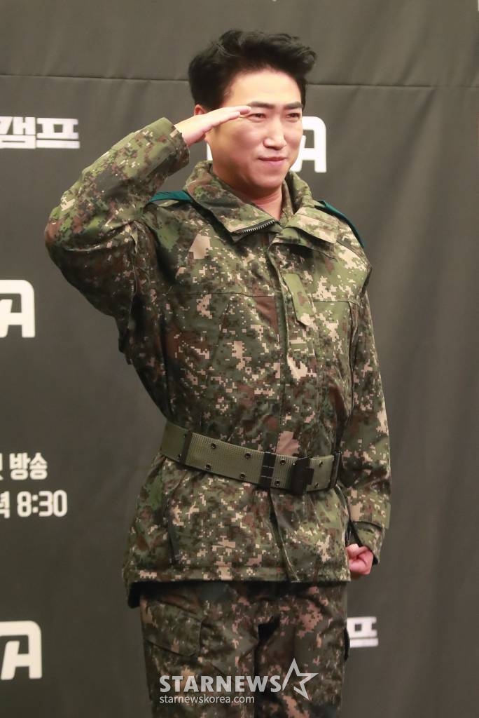 코미디언 장동민이 6일 오후 서울 상암동 스탠포드 호텔에서 진행된 ENA 예능 '신병캠프' 제작발표회에 참석해 포즈를 취하고 있다. 드라마 '신병'의 예능 스핀오프이자 대한민국을 강타했던 레전드 군대 콘텐츠의 세계관을 통합하는 군예능 대통합 프로젝트 '신병캠프'는 오늘(6일) 첫 방송된다. /2023.02.06 /사진=이동훈 기자 photoguy@
