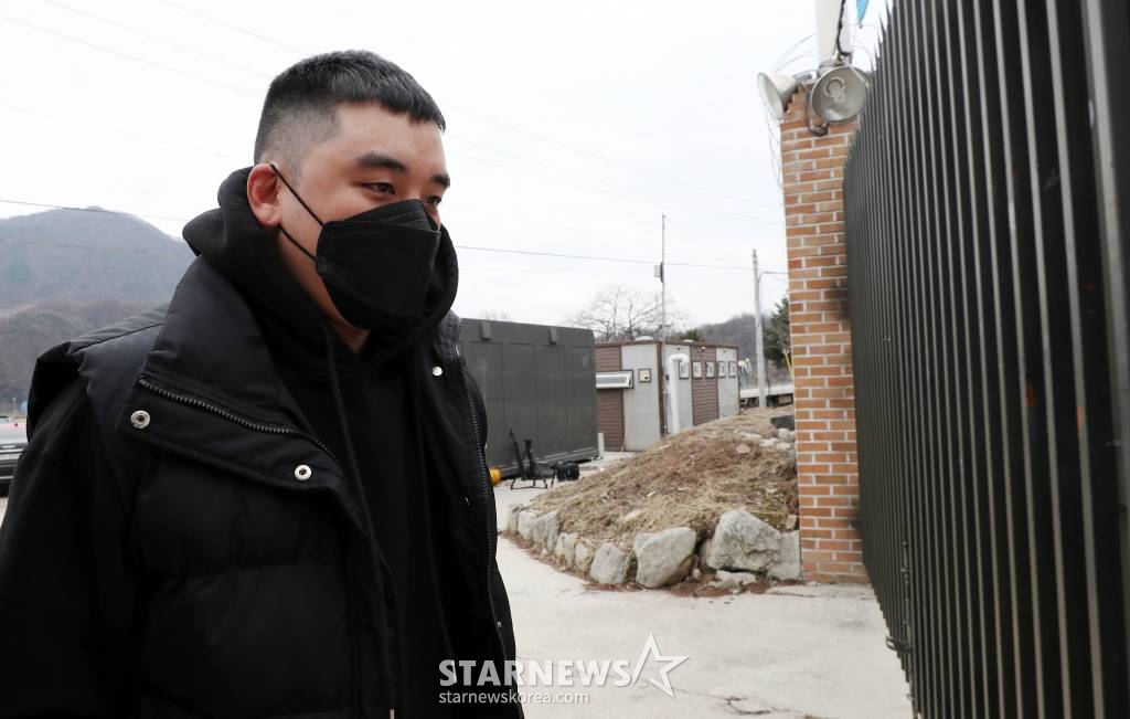 가수 승리가 9일 오후 강원도 철원군에 위치한 6사단 신병교육대로 입소하고 있다. 승리는 현재 매매처벌법 위반·상습도박·외국환거래법위반 등 혐의로 불구속 기소된 상태로 이후 관련 재판은 군사재판으로 이관된다. /사진=김창현 기자 chmt@