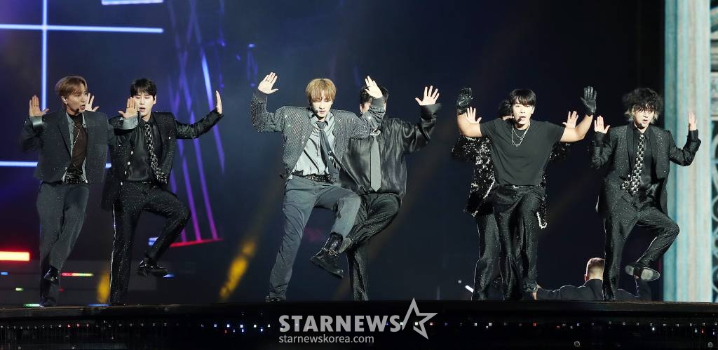 그룹 슈퍼주니어가 20일 오후 경기 수원월드컵경기장에서 열린 'SMTOWN LIVE 2022 : SMCU EXPRESS @HUMAN CITY_SUWON'에서 멋진 무대를 선보이고 있다. 이번 콘서트에는 강타, 보아, 동방신기, 슈퍼주니어, 소녀시대, 태연, 효연, 샤이니 키, 민호, 엑소 수호, 시우민, 첸, 디오, 카이, 레드벨벳, NCT, 에스파, 갓 더 비트 등 SM 아티스트들이 총 출동해 화려한 무대를 꾸몄다. 'SMTOWN LIVE 2022 : SMCU EXPRESS'는 'SMCU EXPRESS'를 타고 세계 주요 도시를 순회하는 콘셉트로, 오는 27~29일 3일간 일본 도쿄돔에서도 개최된다. 2022.08.20 /사진=김창현 기자 chmt@