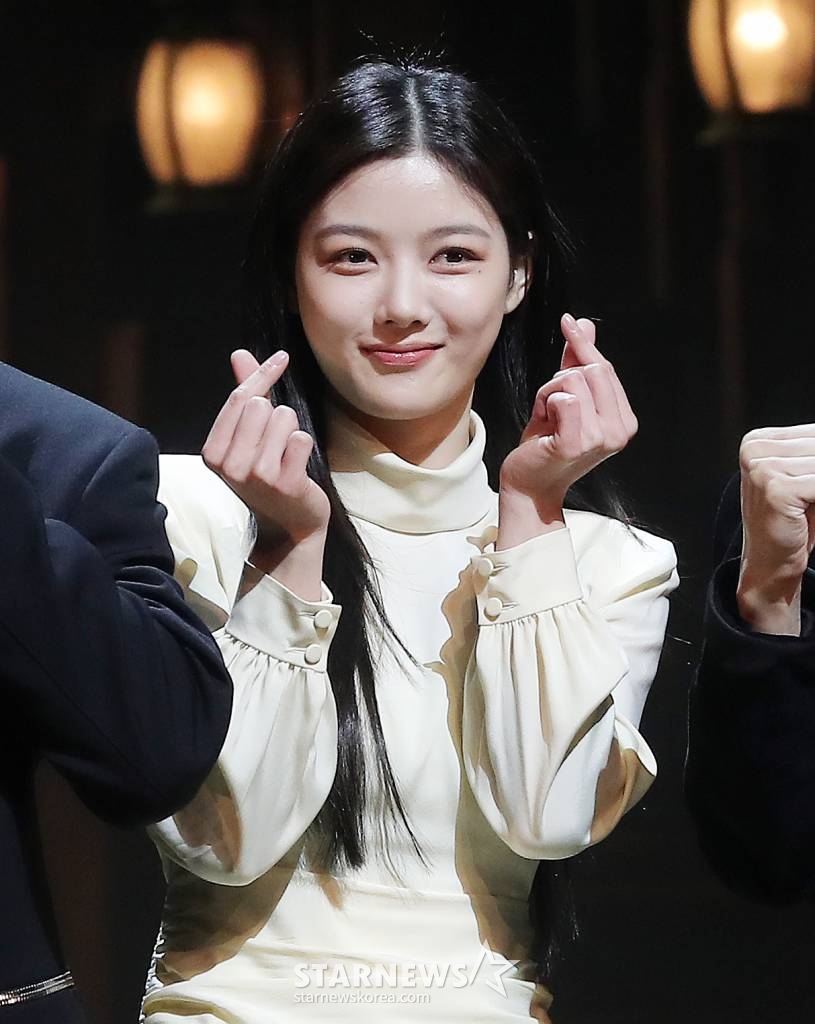 배우 김유정이 7일 오후 서울 서초구 예술의 전당 CJ토월극장에서 진행된 연극 '셰익스피어 인 러브' 기자간담회에 참석해 포즈를 취하고 있다.  '로미오와 줄리엣'이 셰익스피어의 사랑에서 탄생했다는 상상에서 출발한 연극 '셰익스피어 인 러브'의 이번 한국 초연에는 정문성, 이상이, 김성철, 정소민, 채수빈, 김유정 등 탄탄한 연기력과 대중 인지도를 갖춘 배우부터 송영규, 임철형, 오용, 이호영, 김도빈, 박정원 등 베테랑 배우까지, 믿고 보는 배우들이 대거 합류했다. 2023.02.07 /사진=김창현 기자 chmt@
