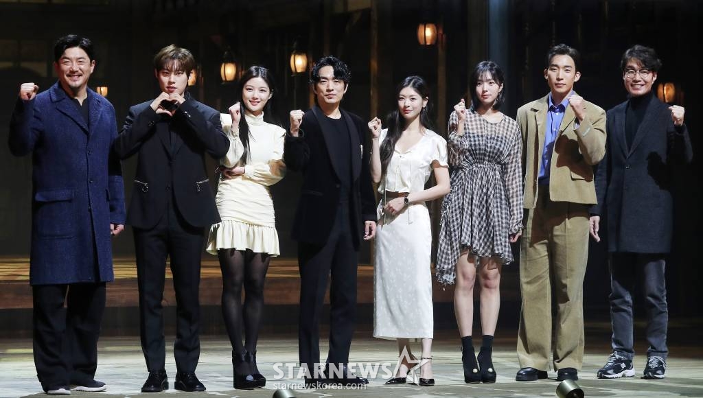 배우 임철형, 김성철, 김유정, 정문성, 정소민, 채수빈, 이상이, 송영규가 7일 오후 서울 서초구 예술의 전당 CJ토월극장에서 진행된 연극 '셰익스피어 인 러브' 기자간담회에 참석해 포즈를 취하고 있다. '로미오와 줄리엣'이 셰익스피어의 사랑에서 탄생했다는 상상에서 출발한 연극 '셰익스피어 인 러브'의 이번 한국 초연에는 정문성, 이상이, 김성철, 정소민, 채수빈, 김유정 등 탄탄한 연기력과 대중 인지도를 갖춘 배우부터 송영규, 임철형, 오용, 이호영, 김도빈, 박정원 등 베테랑 배우까지, 믿고 보는 배우들이 대거 합류했다. 2023.02.07 /사진=김창현 기자 chmt@