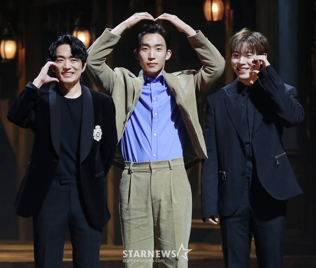 배우 정문성, 이상이, 김성철이 7일 오후 서울 서초구 예술의 전당 CJ토월극장에서 진행된 연극 '셰익스피어 인 러브' 기자간담회에 참석해 포즈를 취하고 있다. '로미오와 줄리엣'이 셰익스피어의 사랑에서 탄생했다는 상상에서 출발한 연극 '셰익스피어 인 러브'의 이번 한국 초연에는 정문성, 이상이, 김성철, 정소민, 채수빈, 김유정 등 탄탄한 연기력과 대중 인지도를 갖춘 배우부터 송영규, 임철형, 오용, 이호영, 김도빈, 박정원 등 베테랑 배우까지, 믿고 보는 배우들이 대거 합류했다. 2023.02.07 /사진=김창현 기자 chmt@