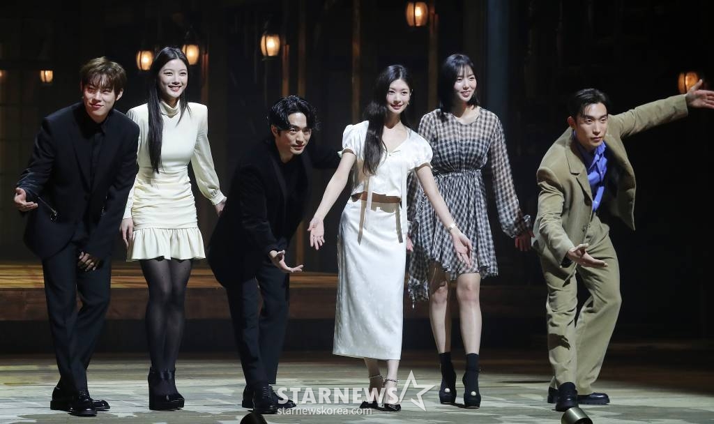 배우 김성철, 김유정, 정문성, 정소민, 채수빈, 이상이가 7일 오후 서울 서초구 예술의 전당 CJ토월극장에서 진행된 연극 '셰익스피어 인 러브' 기자간담회에 참석해 포즈를 취하고 있다. '로미오와 줄리엣'이 셰익스피어의 사랑에서 탄생했다는 상상에서 출발한 연극 '셰익스피어 인 러브'의 이번 한국 초연에는 정문성, 이상이, 김성철, 정소민, 채수빈, 김유정 등 탄탄한 연기력과 대중 인지도를 갖춘 배우부터 송영규, 임철형, 오용, 이호영, 김도빈, 박정원 등 베테랑 배우까지, 믿고 보는 배우들이 대거 합류했다. 2023.02.07 /사진=김창현 기자 chmt@