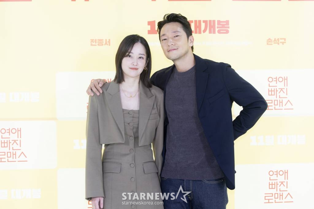 배우 전종서, 손석구가 27일 오전 온라인 생중계로 진행된 영화 '연애 빠진 로맨스'(감독 정가영) 제작발표회에 참석해 포즈를 취하고 있다. '연애 빠진 로맨스'는 연애는 싫지만 외로운 건 더 싫은 자영(전종서)과 일도 연애도 뜻대로 안 풀리는 우리(손석구), 이름, 이유, 마음 다 감추고 시작한 그들만의 아주 특별한 로맨스를 그린 영화다. 11월 개봉. /사진제공=CJENM 2021.10.27 /사진=이동훈 기자 photoguy@
