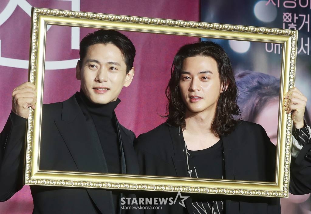 배우 유태오, 김지훈이 8일 오전 서울 CGV용산아이파크몰에서 진행된 넷플릭스 오리지널 '연애대전'(감독 김정권) 제작발표회에 참석해 포즈를 취하고 있다. 남자에게 병적으로 지기 싫어하는 여자와 여자를 병적으로 의심하는 남자가 전쟁 같은 사랑을 겪으며 치유받는 로맨틱 코미디 '연애대전'은 오는 10일 공개된다. /2023.02.08 /사진=이동훈 기자 photoguy@