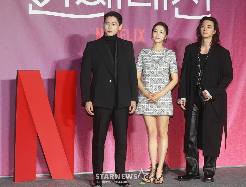 배우 유태오, 김옥빈, 김지훈이 8일 오전 서울 CGV용산아이파크몰에서 진행된 넷플릭스 오리지널 '연애대전'(감독 김정권) 제작발표회에 참석해 포즈를 취하고 있다. 남자에게 병적으로 지기 싫어하는 여자와 여자를 병적으로 의심하는 남자가 전쟁 같은 사랑을 겪으며 치유받는 로맨틱 코미디 '연애대전'은 오는 10일 공개된다. /2023.02.08 /사진=이동훈 기자 photoguy@