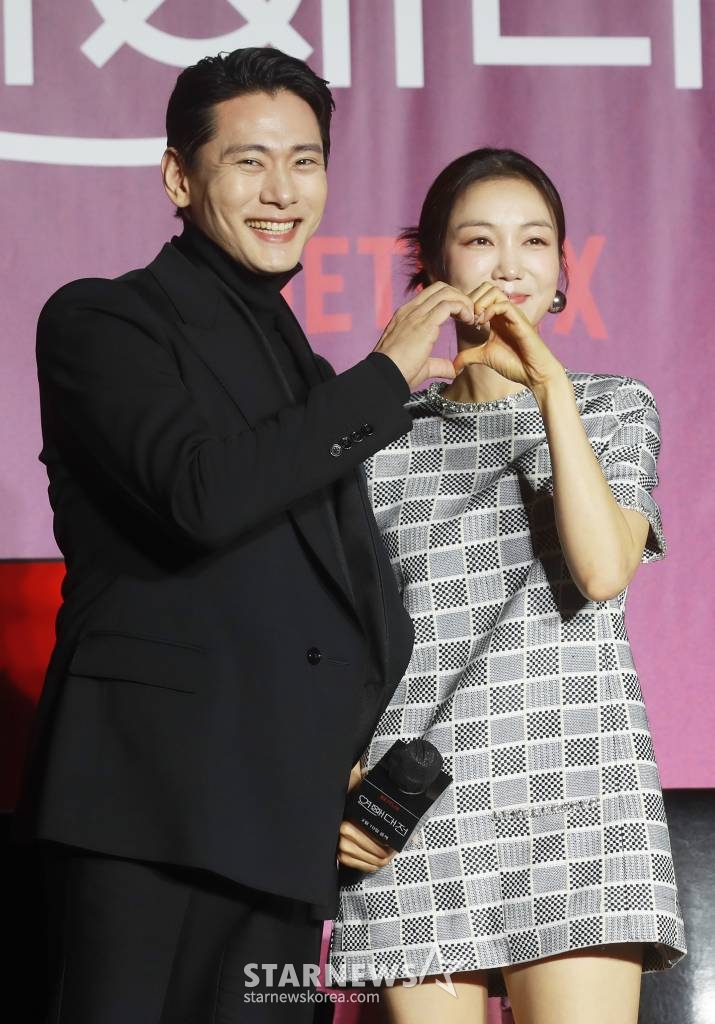 배우 유태오, 김옥빈이 8일 오전 서울 CGV용산아이파크몰에서 진행된 넷플릭스 오리지널 '연애대전'(감독 김정권) 제작발표회에 참석해 포즈를 취하고 있다. 남자에게 병적으로 지기 싫어하는 여자와 여자를 병적으로 의심하는 남자가 전쟁 같은 사랑을 겪으며 치유받는 로맨틱 코미디 '연애대전'은 오는 10일 공개된다. /2023.02.08 /사진=이동훈 기자 photoguy@