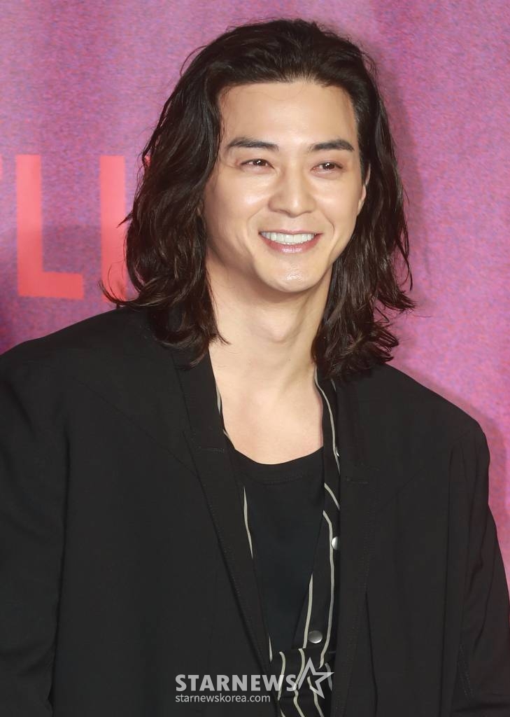 배우 김지훈이 8일 오전 서울 CGV용산아이파크몰에서 진행된 넷플릭스 오리지널 '연애대전'(감독 김정권) 제작발표회에 참석해 포즈를 취하고 있다. 남자에게 병적으로 지기 싫어하는 여자와 여자를 병적으로 의심하는 남자가 전쟁 같은 사랑을 겪으며 치유받는 로맨틱 코미디 '연애대전'은 오는 10일 공개된다. /2023.02.08 /사진=이동훈 기자 photoguy@