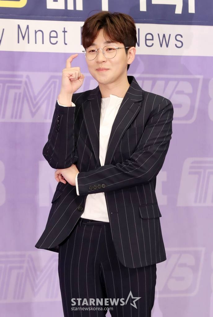 가수 딘딘이 25일 오전 서울 마포구 상암 스탠포드호텔에서 진행된 Mnet 'TMI NEWS' 제작발표회에 참석해 포즈를 취하고 있다. /사진=김휘선 기자 hwijpg@