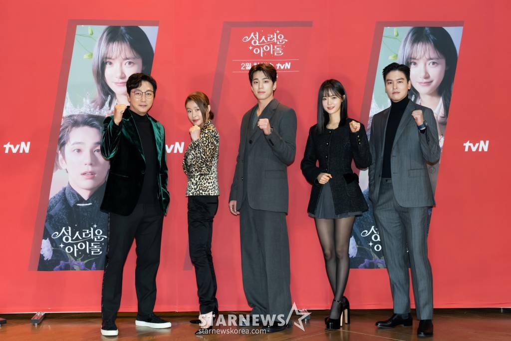 방송인 탁재훈, 배우 예지원, 김민규, 고보결, 이장우가 8일 오후 온라인으로 진행된 tvN 수목드라마 '성스러운 아이돌' 제작발표회에 참석해 포즈를 취하고 있다. '성스러운 아이돌'은하루아침에 대한민국 무명 아이돌이 된, 이 세계(우리가 살고 있는 세계와는 다른 세계) 대신관 램브러리의 성스럽고 망측한 연예계 적응기를 그린다. 동명의 인기 웹소설을 원작으로 한다. / 사진제공 = tvN /사진=김창현 기자 chmt@