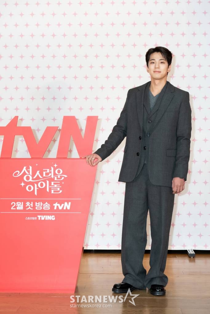 배우 김민규가 8일 오후 온라인으로 진행된 tvN 수목드라마 '성스러운 아이돌' 제작발표회에 참석해 포즈를 취하고 있다. '성스러운 아이돌'은하루아침에 대한민국 무명 아이돌이 된, 이 세계(우리가 살고 있는 세계와는 다른 세계) 대신관 램브러리의 성스럽고 망측한 연예계 적응기를 그린다. 동명의 인기 웹소설을 원작으로 한다. / 사진제공 = tvN /사진=김창현 기자 chmt@