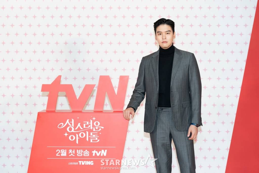 배우 이장우가 8일 오후 온라인으로 진행된 tvN 수목드라마 '성스러운 아이돌' 제작발표회에 참석해 포즈를 취하고 있다. '성스러운 아이돌'은하루아침에 대한민국 무명 아이돌이 된, 이 세계(우리가 살고 있는 세계와는 다른 세계) 대신관 램브러리의 성스럽고 망측한 연예계 적응기를 그린다. 동명의 인기 웹소설을 원작으로 한다. / 사진제공 = tvN /사진=김창현 기자 chmt@