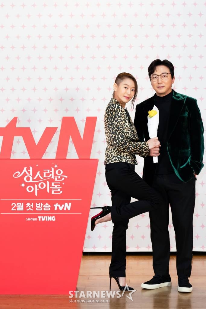 배우 예지원, 방송인 탁재훈이 8일 오후 온라인으로 진행된 tvN 수목드라마 '성스러운 아이돌' 제작발표회에 참석해 포즈를 취하고 있다. '성스러운 아이돌'은하루아침에 대한민국 무명 아이돌이 된, 이 세계(우리가 살고 있는 세계와는 다른 세계) 대신관 램브러리의 성스럽고 망측한 연예계 적응기를 그린다. 동명의 인기 웹소설을 원작으로 한다. / 사진제공 = tvN /사진=김창현 기자 chmt@