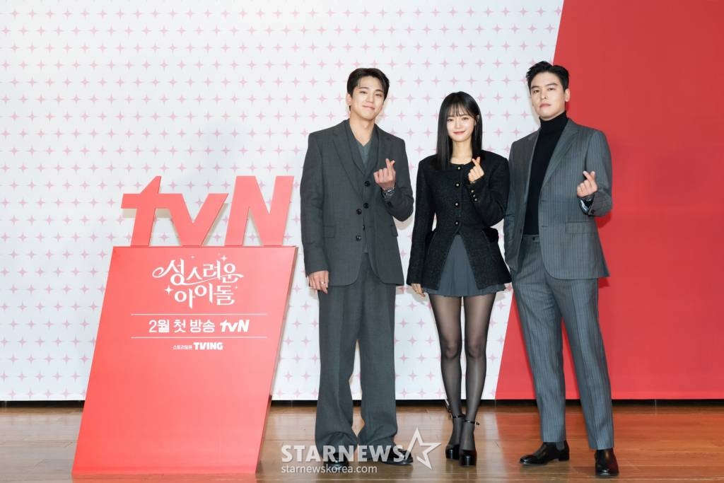 배우 김민규, 고보결, 이장우가 8일 오후 온라인으로 진행된 tvN 수목드라마 '성스러운 아이돌' 제작발표회에 참석해 포즈를 취하고 있다. '성스러운 아이돌'은하루아침에 대한민국 무명 아이돌이 된, 이 세계(우리가 살고 있는 세계와는 다른 세계) 대신관 램브러리의 성스럽고 망측한 연예계 적응기를 그린다. 동명의 인기 웹소설을 원작으로 한다. / 사진제공 = tvN /사진=김창현 기자 chmt@
