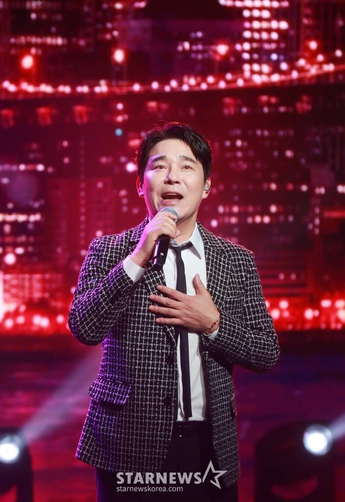 가수 임창정이 8일 오후 서울 강남구 일지아트홀에서 진행된 미니 3집 '멍청이' 발매기념 쇼케이스에 참석해 신곡을 선보이고 있다. '멍청이'에는 타이틀곡 멍청이를 포함해 '더 많이 사랑하길', '용서해', '그냥 좋은 날', '멍청이(Inst.)' 총 5곡이 수록됐다. /2023.02.08 /사진=이동훈 기자 photoguy@