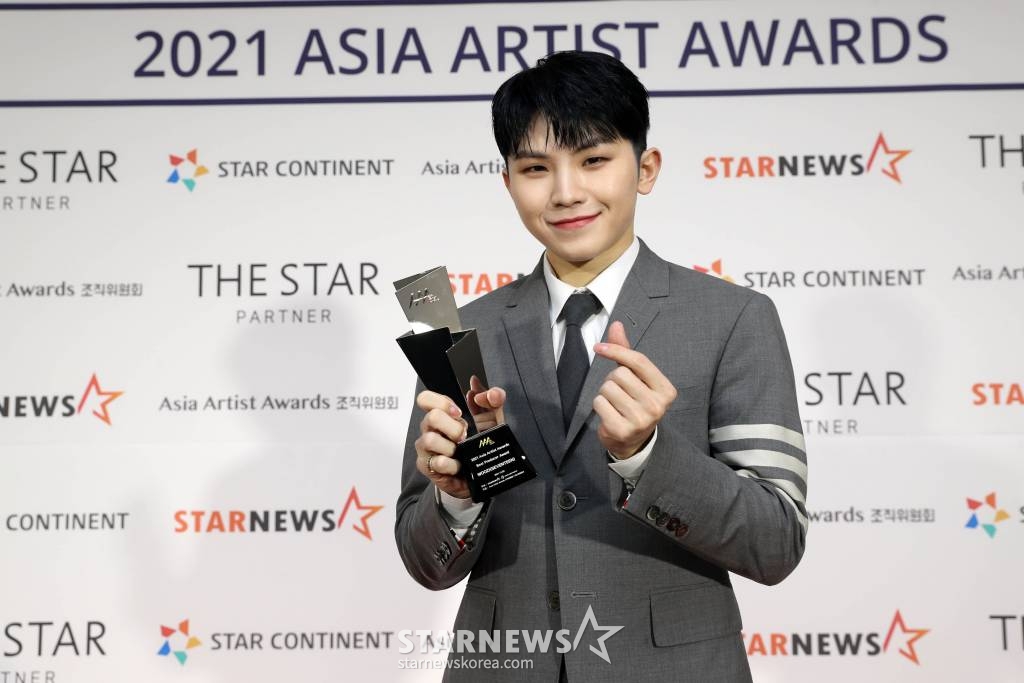 그룹 세븐틴 우지가  '2021 Asia Artist Awards(2021 아시아 아티스트 어워즈, 2021 AAA)' 시상식에서 AAA 베스트 프로듀서상을 수상하고 포즈를 취하고 있다.  /사진=스타뉴스