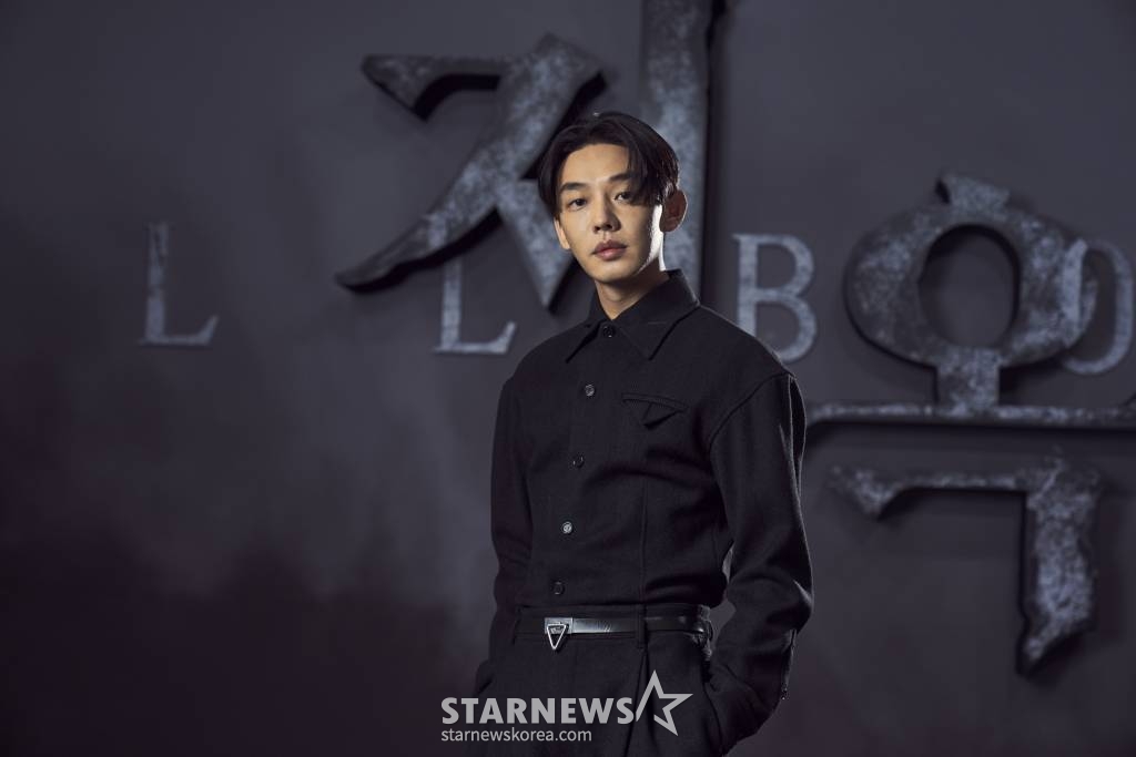 배우 유아인이 16일 오전 온라인으로 진행된 넷플릭스 시리즈 '지옥' 제작발표회에 참석해 포즈를 취하고 있다. '지옥'은 예고 없이 등장한 지옥의 사자들에게 사람들이 지옥행 선고를 받는 초자연적인 현상이 발생하고, 이 혼란을 틈타 부흥한 종교단체 새진리회와 사건의 실체를 밝히려는 이들이 얽히면서 벌어지는 이야기를 그린 넷플릭스 시리즈다. 오는 19일 공개. / 사진제공 = 넷플릭스 /사진=김창현 기자 chmt@
