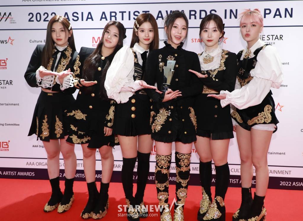걸그룹 엔믹스가 13일 오후 일본 나고야 니혼가이시홀에서 열린 스타뉴스-미디어보이 주최 '2022 Asia Artist Awards IN JAPAN'(2022 아시아 아티스트 어워즈, 이하 2022 AAA)에서 AAA 이모티브상을 수상한 뒤 포즈를 취하고 있다. 스타뉴스와 미디어보이가 주최하고 Asia Artist Awards 조직위원회와 더스타파트너, 컬쳐 엔터테인먼트가 공동 주관하는 글로벌 NO.1 시상식 '2022 AAA'에는 올 한 해 동안 국내외에서 많은 사랑을 받은 가수, 배우들이 참석해 눈을 뗄 수 없는 화려한 글로벌 축제의 장을 펼친다. 2022.12.13 /사진=이동훈 기자 photoguy@
