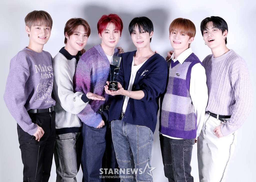 그룹 베리베리(VERIVERY)가 서울 종로구 스타뉴스 사옥에서 진행된 '2022 아시아 아티스트 어워즈 인 재팬'(2022 Asia Artist Awards In Japen, 이하 2022 AAA) 수상 인터뷰에 앞서 포즈를 취하고 있다.  베리베리는 '2022 AAA'에서 AAA 아이콘상을 수상하는 기쁨을 누렸다.  베리베리는 지난해 3월 디지털 싱글 '시리즈 O 라운드0: 후'(SERIES 'O' ROUND 0: WHO), 4월 정규 앨범 시리즈 'O' '라운드3 : 홀'(SERIES 'O' ROUND 0: WHOLE)를 발매했다.   특히 11월 발매된 세 번째 싱글 앨범 '리미나리티 - EP.러브'(Liminality - EP.LOVE)으로 대박을 터트렸다. 타이틀곡 '탭탭'(Tap Tap)은 지상파 음악방송 첫 1위를 기록했다. 발매와 동시에 국내외 음원 사이트 1위를 기록했을 뿐 아니라 미국, 유럽, 아시아를 어우르는 9개국의 아이튠즈 K-POP 차트에서도 톱10에 올랐다. 또 발매 첫 주 약 14만 장이 넘는 초동 판매고를 올리며 자체 신기록을 달성했다. /사진=김창현 기자 chmt@
