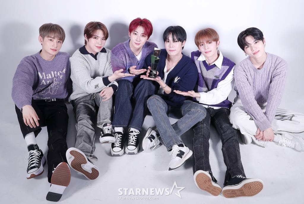 그룹 베리베리(VERIVERY)가 서울 종로구 스타뉴스 사옥에서 진행된 '2022 아시아 아티스트 어워즈 인 재팬'(2022 Asia Artist Awards In Japen, 이하 2022 AAA) 수상 인터뷰에 앞서 포즈를 취하고 있다.  베리베리는 '2022 AAA'에서 AAA 아이콘상을 수상하는 기쁨을 누렸다.  베리베리는 지난해 3월 디지털 싱글 '시리즈 O 라운드0: 후'(SERIES 'O' ROUND 0: WHO), 4월 정규 앨범 시리즈 'O' '라운드3 : 홀'(SERIES 'O' ROUND 0: WHOLE)를 발매했다.   특히 11월 발매된 세 번째 싱글 앨범 '리미나리티 - EP.러브'(Liminality - EP.LOVE)으로 대박을 터트렸다. 타이틀곡 '탭탭'(Tap Tap)은 지상파 음악방송 첫 1위를 기록했다. 발매와 동시에 국내외 음원 사이트 1위를 기록했을 뿐 아니라 미국, 유럽, 아시아를 어우르는 9개국의 아이튠즈 K-POP 차트에서도 톱10에 올랐다. 또 발매 첫 주 약 14만 장이 넘는 초동 판매고를 올리며 자체 신기록을 달성했다. /사진=김창현 기자 chmt@