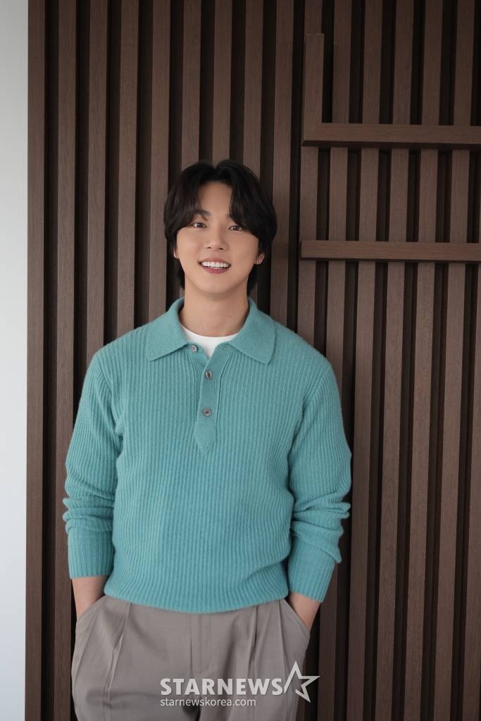 영화 '우리 사랑이 향기로 남을 때'의 주연배우 윤시윤이 6일 진행된 인터뷰를 위해 포즈를 취하고 있다. 일도 연애도 마음 같지 않은 창수(윤시윤 분)와 모든 걸 가졌지만 연애는 쉽지 않은 아라(설인아 분), 두 사람의 앞에 사랑에 빠지게 만드는 향수가 등장하며 펼쳐지는 로맨스 '우리 사랑이 향기로 남을 때'는 오는 8일 개봉한다. /사진제공=콘텐츠존 2023.02.06 /사진=이동훈 기자 photoguy@