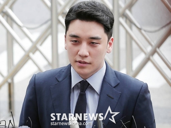 해외 원정도박 혐의를 받고 있는 빅뱅 전 멤버 승리가 28일 오전 서울 중랑구 묵동 서울지방경찰청 지능범죄수사대에서 조사를 받기 위해 출석하고 있다.  승리는 양현석 전 YG엔터테인먼트 대표와 함께 해외를 오가며 13억원 상당 외국환거래(환치기)를 했다는 의혹을 받고 있다. /사진=김창현 기자 chmt@