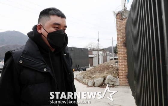 가수 승리가 9일 오후 강원도 철원군에 위치한 6사단 신병교육대로 입소하고 있다.  승리는 현재 매매처벌법 위반·상습도박·외국환거래법위반 등 혐의로 불구속 기소된 상태로 이후 관련 재판은 군사재판으로 이관된다. /사진=김창현 기자 chmt@