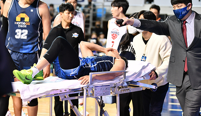 전주KCC 허웅이 9일 전주체육관에서 열린 울산 현대모비스전에서 발목 부상을 당한 뒤 들것에 실려 경기장을 빠져나가고 있다. /사진=KBL