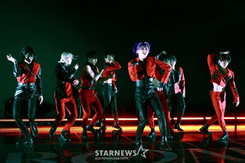 그룹 엘라스트(E'LAST)가 27일 오후 서울 청담동 일지아트홀에서 진행된 미니 3집 앨범 '로어'(ROAR) 발매기념 쇼케이스에서 신곡을 선보이고 있다. '로어'(ROAR)는 그동안 선보인 엘라스트 세계관의 절정을 포효한 앨범이다. 타이틀곡 '크리처(CREATURE)'는 무수한 오해들로 '너'를 떠나 괴물이 되어야만 했던 '나'의 모습을 '상처 가득한 늑대인간'에 빗대어 여러 감정과 심리적인 상태를 표현한 곡이다. /2022.04.27 /사진=이동훈 기자 photoguy@