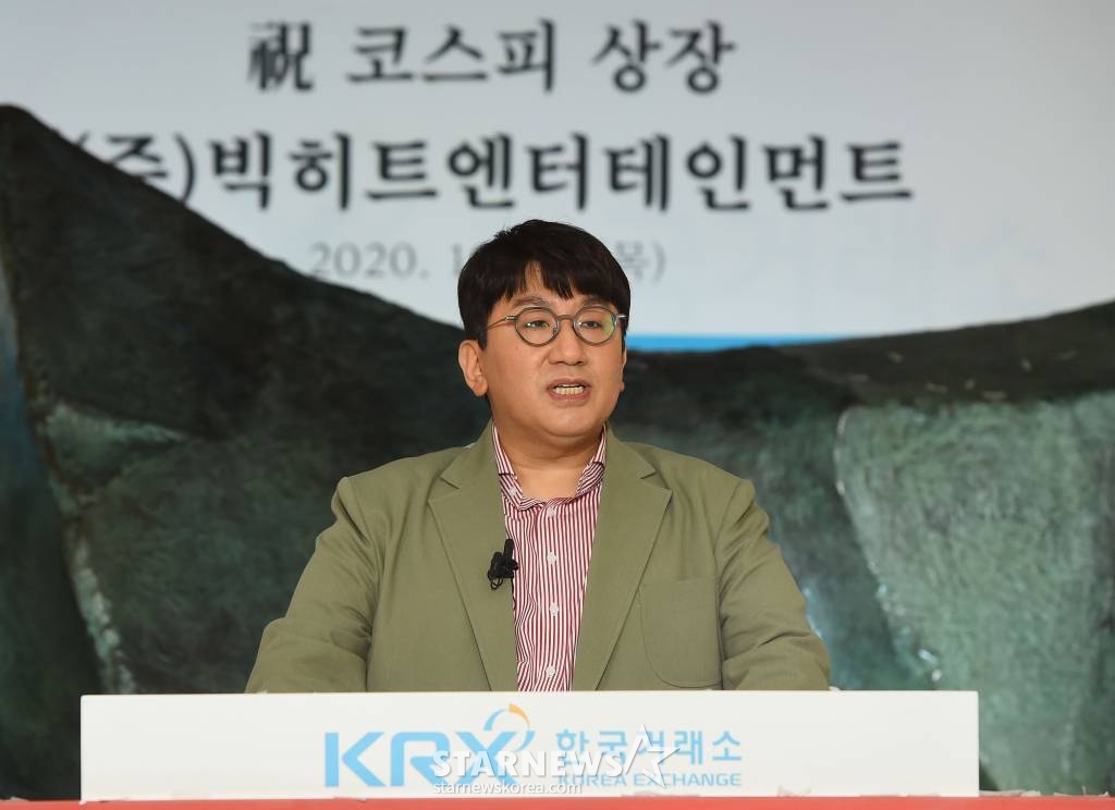빅히트엔터테인먼트 코스피 상장 첫날인 15일 서울 여의도 한국거래소 1층 로비에서 방시혁 빅히트 엔터테인먼트 의장이 기념사를 하고 있다. / 사진공동취재단 /사진=홍봉진 기자 honggga@