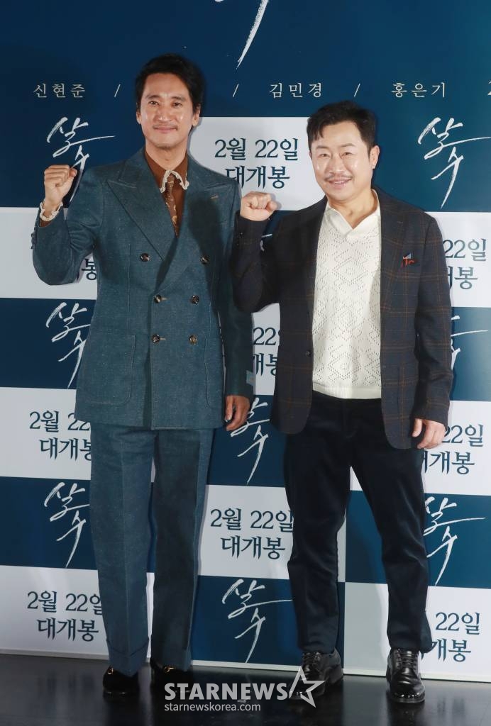 배우 신현준, 이문식이 10일 오후 서울 광진구 롯데시네마 건대입구점에서 진행된 영화 '살수'(감독 곽정덕) 언론시사회에 참석해 포즈를 취하고 있다. 혼돈의 세상, 거스를 수 없는 운명의 앞에 놓인 조선 최고의 살수 ‘이난’(신현준)의 이야기를 그린 조선 액션 활극 ‘살수’는 오는 22일 개봉한다. /2023.02.10 /사진=이동훈 기자 photoguy@