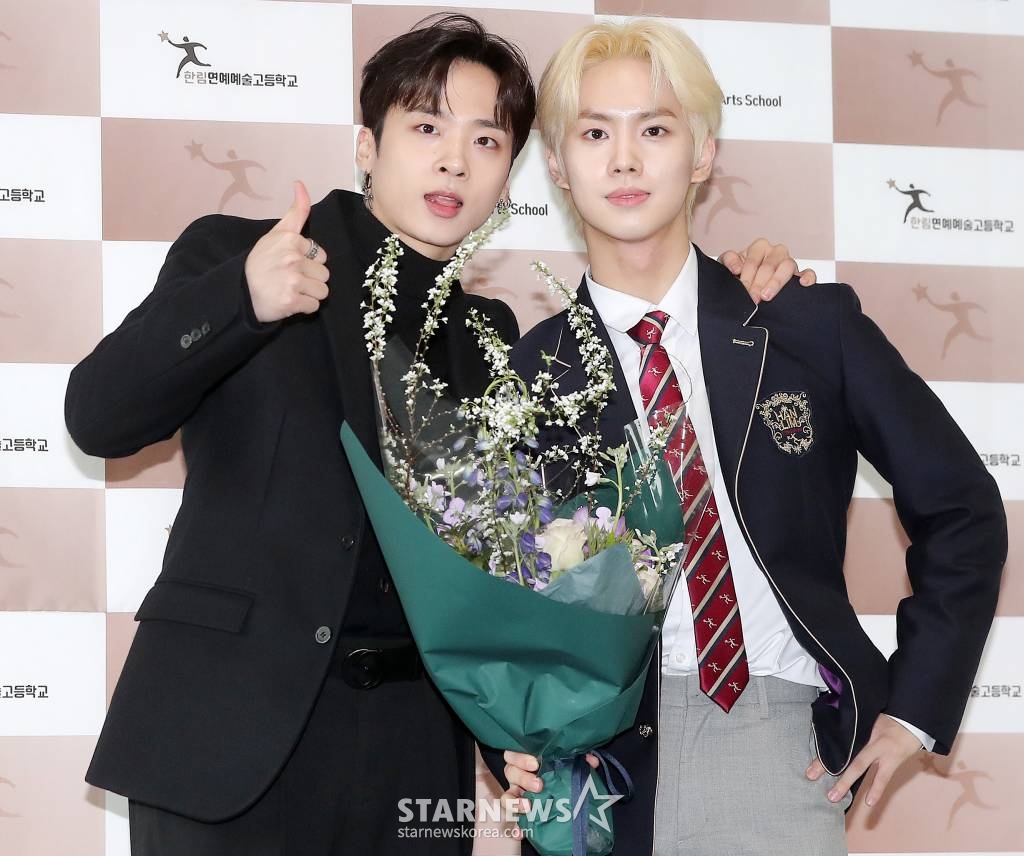 그룹 MCND 윈이 10일 오전 서울 송파구 장지동 한림연예예술고등학고에서 진행된 제12회 졸업식에 참석해 포즈를 취하고 있다. 2023.02.10 /사진=김창현 기자 chmt@