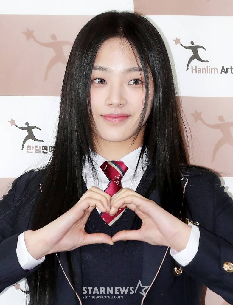 뉴진스 민지가 10일 오전 서울 송파구 장지동 한림연예예술고등학고에서 진행된 제12회 졸업식에 참석해 포즈를 취하고 있다. 2023.02.10 /사진=김창현 기자 chmt@