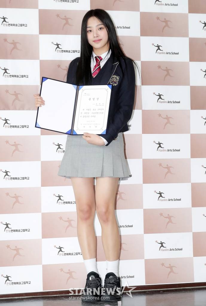 뉴진스 민지가 10일 오전 서울 송파구 장지동 한림연예예술고등학고 제12회 졸업식에 참석해 포즈를 취하고 있다. 2023.02.10 /사진=김창현 기자 chmt@