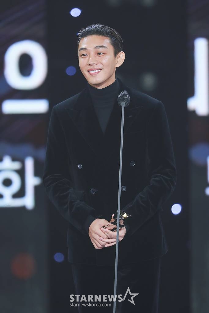 배우 유아인이 2일 오후 서울 강서구 등촌동 KBS 아레나에서 열린 2021 Asia Artist Awards (2021 아시아 아티스트 어워즈, 2021 AAA) 시상식에서 AAA 올해의 배우 영화 부문을 수상하고 소감을 전하고 있다.  스타뉴스가 주최하고 AAA 조직위원회가 주관하는 AAA는 어디에서도 보지 못했던 새로운 무대를 선보이며 전 세계 팬들의 눈과 귀를 사로잡아 명실상부 NO.1 글로벌 시상식으로 거듭났다. /사진=AAA 기자 star@