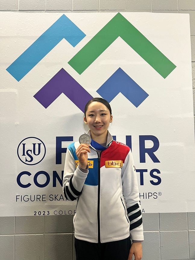 김예림이 11일(한국시간) 미국 콜로라도 스프링스에서 열린 2023 ISU 4대륙 피겨 스케이팅 선수권대회에서 은메달을 차지한 후 포즈를 취하고 있다. /사진=올댓스포츠 제공