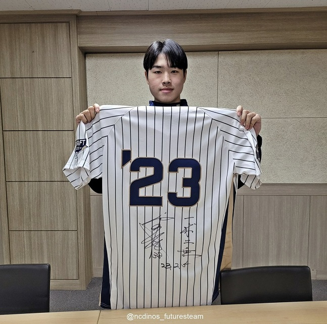 NC 목지훈이 김성근 감독의 사인이 새겨진 유니폼을 들고 포즈를 취하고 있다. /사진=NC 다이노스 퓨처스팀 인스타그램 갈무리